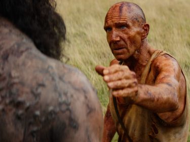 Ralph Fiennes als Dr. Ian Kelson in einer Szene von 