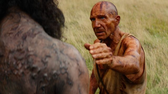 Ralph Fiennes als Dr. Ian Kelson in einer Szene von "28 Years Later: The Bone Temple"