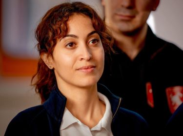 Sabrina Amali hört als Nina ihrem Kollegen zu in einer Szene von 