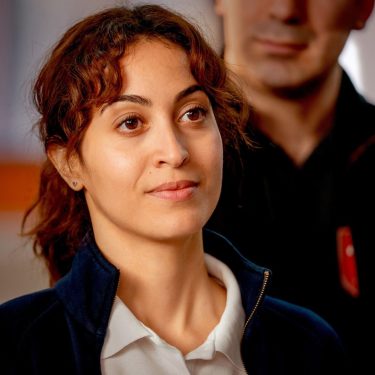 Sabrina Amali hört als Nina ihrem Kollegen zu in einer Szene von 