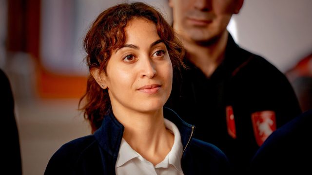 Sabrina Amali hört als Nina ihrem Kollegen zu in einer Szene von "Die Notärztin".