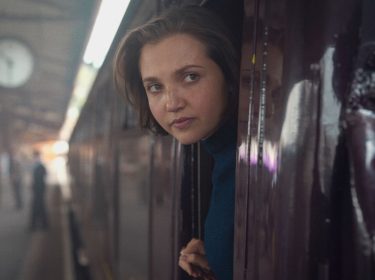 Mia McKenna-Bruce als Bundle schaut in einer Szene von 