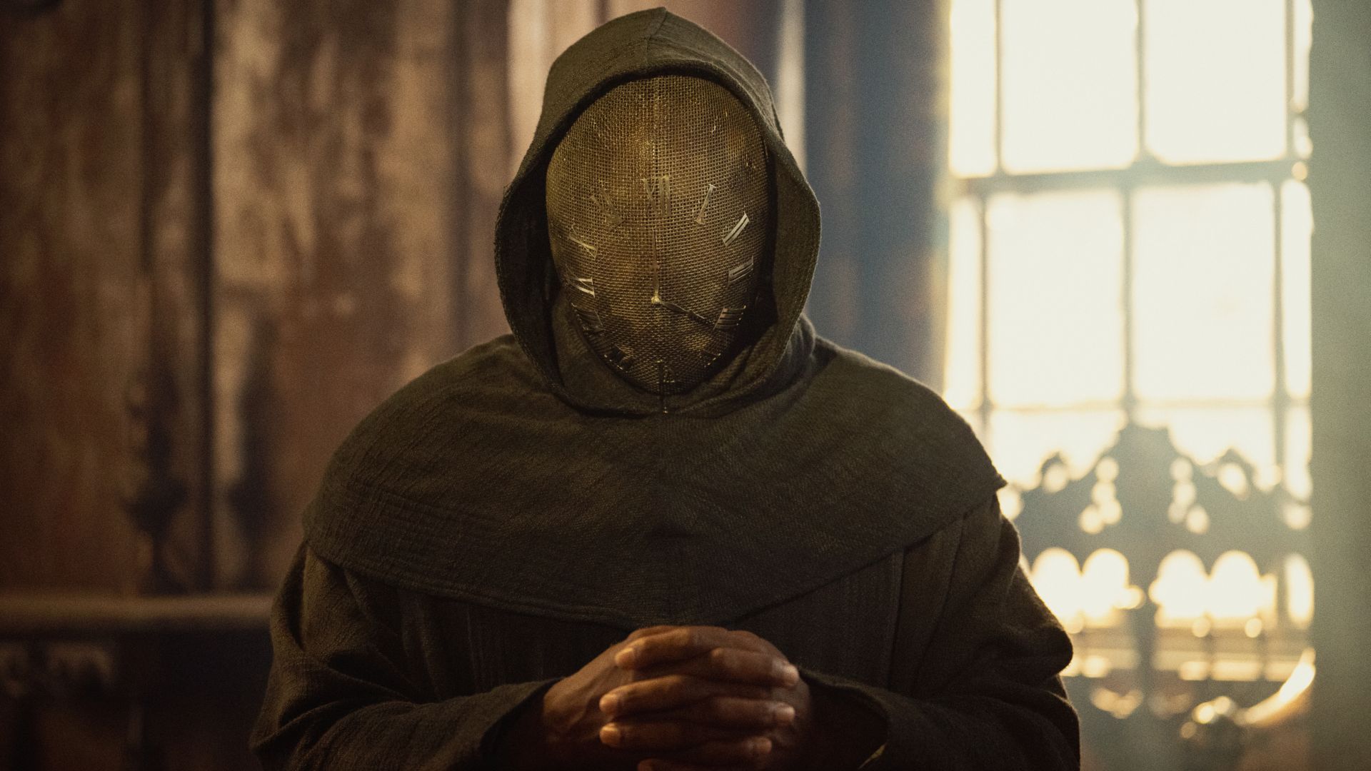 Eine verkleidete Gestalt in "Agatha Christie's Seven Dials".