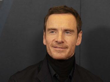 Michael Fassbender lächelt bei der Premiere seiner Serie 