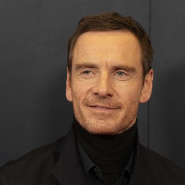 Michael Fassbender lächelt bei der Premiere seiner Serie 