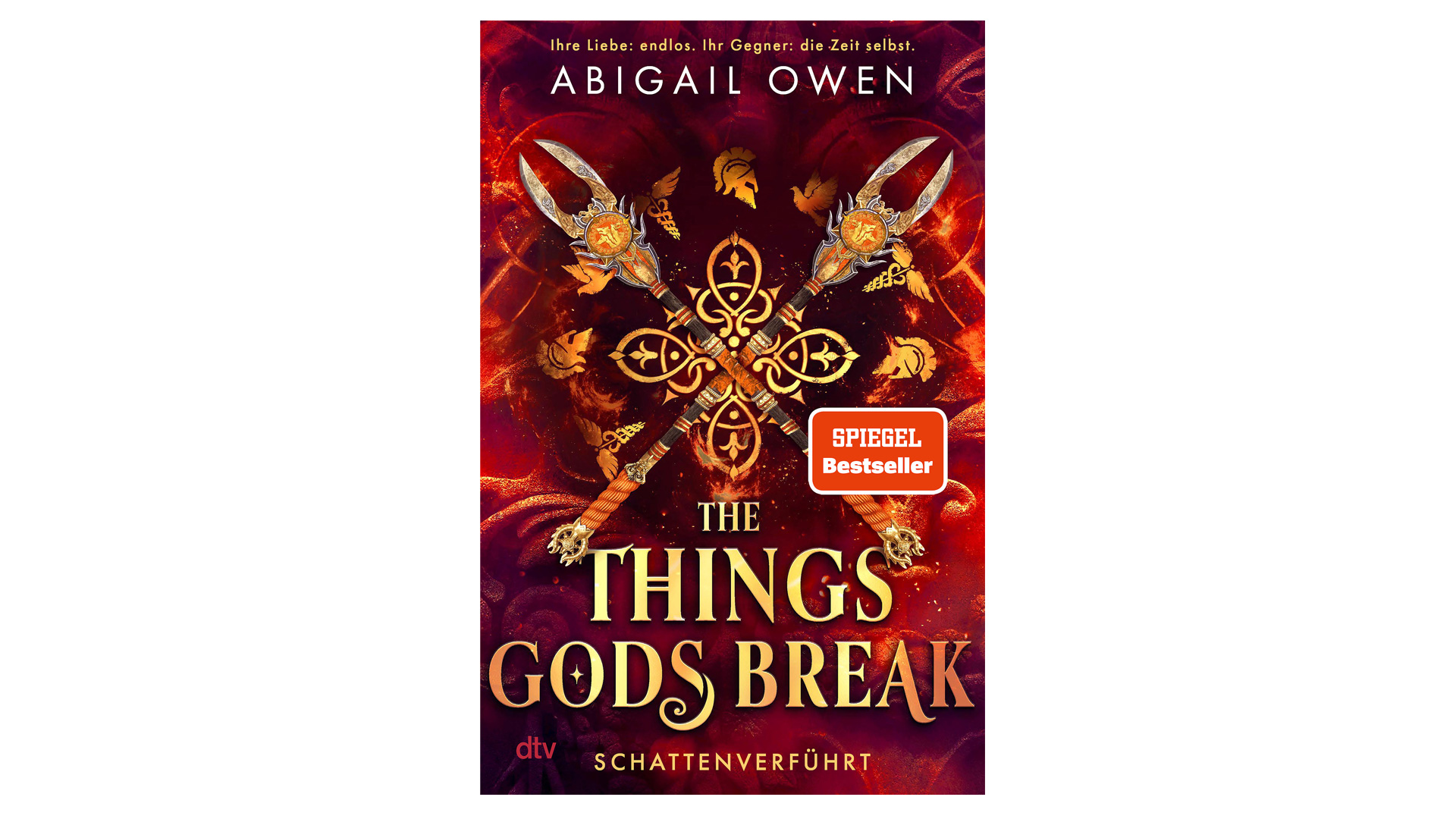Das Cover von Band 2 der The Games Gods Play-Reihenfolge trägt den Titel The Things Gods Break von Abigail Owen. Es zeigt zwei kunstvoll verzierte Speere auf rotem Hintergrund, umgeben von goldenen Symbolen und herabfallenden Blättern. Oben steht der Satz „Ihre Liebe: endlos. Ihr Gegner: die Zeit selbst.“ Auch dieses Buch ist als SPIEGEL Bestseller ausgezeichnet.