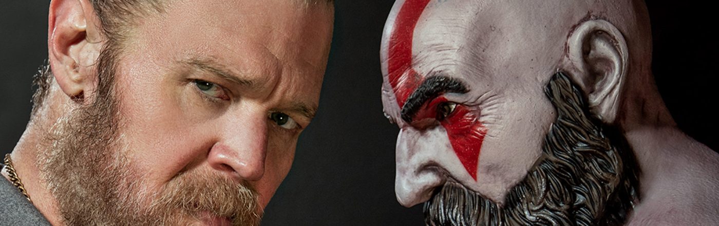 Auf dem Bild zur God of War Serie ist Schauspieler Ryan Hurst links mit ernstem Blick und Vollbart zu sehen. Rechts steht er als verkörperter Halbgott Kratos mit kahlem Kopf, roter Kriegsbemalung und wuchtigem Bart. Das Bild zeigt einen direkten Vergleich zwischen Darsteller und seiner ikonischen Rolle in düsterer Stimmung.