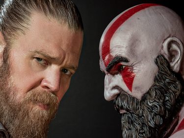 Auf dem Bild zur God of War Serie ist Schauspieler Ryan Hurst links mit ernstem Blick und Vollbart zu sehen. Rechts steht er als verkörperter Halbgott Kratos mit kahlem Kopf, roter Kriegsbemalung und wuchtigem Bart. Das Bild zeigt einen direkten Vergleich zwischen Darsteller und seiner ikonischen Rolle in düsterer Stimmung.