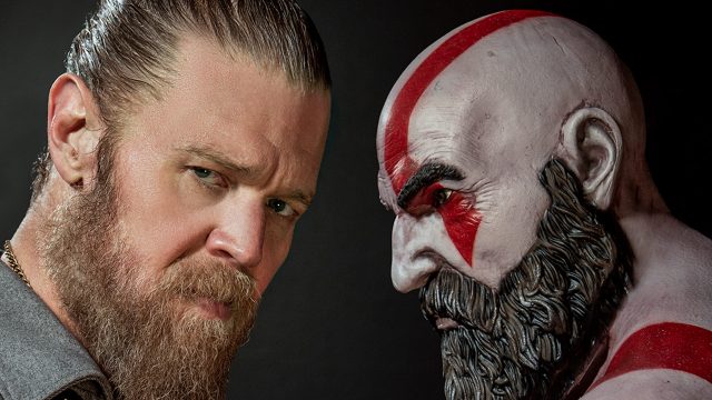 Auf dem Bild zur God of War Serie ist Schauspieler Ryan Hurst links mit ernstem Blick und Vollbart zu sehen. Rechts steht er als verkörperter Halbgott Kratos mit kahlem Kopf, roter Kriegsbemalung und wuchtigem Bart. Das Bild zeigt einen direkten Vergleich zwischen Darsteller und seiner ikonischen Rolle in düsterer Stimmung.