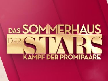 Auf diesem Bild zur Reality-Show Sommerhaus der Stars 2026 ist das offizielle Logo in goldener Schrift auf rotem Hintergrund zu sehen. Der Titel „Das Sommerhaus der Stars – Kampf der Promipaare“ steht im Zentrum und ist in einer modernen, plastischen Typografie gestaltet. Das Motiv wirkt auffällig und glamourös.