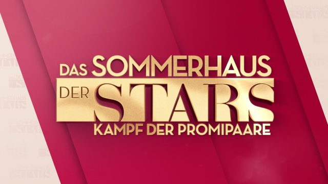 Auf diesem Bild zur Reality-Show Sommerhaus der Stars 2026 ist das offizielle Logo in goldener Schrift auf rotem Hintergrund zu sehen. Der Titel „Das Sommerhaus der Stars – Kampf der Promipaare“ steht im Zentrum und ist in einer modernen, plastischen Typografie gestaltet. Das Motiv wirkt auffällig und glamourös.