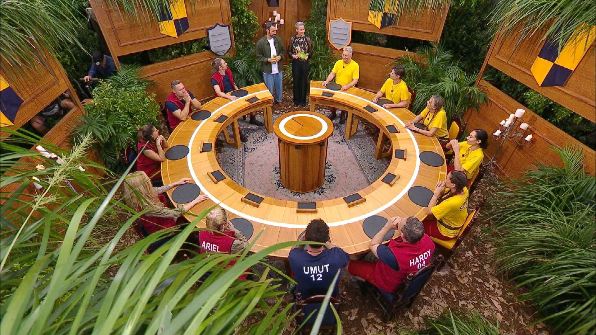 Auf dem Bild in dem Artikel zum Dschungelcamp 2026 ist die erste Dschungelprüfung zu sehen.