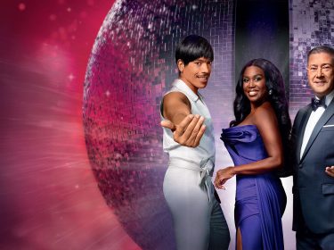 Auf dem Bild in dem Artikel zu Lets Dance 2026 ist die Jury zu sehen.