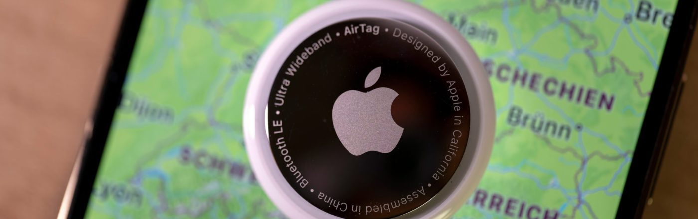 Ein AirTag liegt auf einem iPhone, das einen Landkartenausschnitt von Deutschland und einigen umliegenden Ländern zeigt.