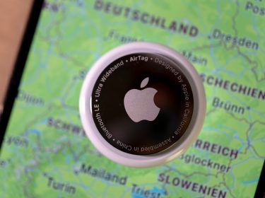 Ein AirTag liegt auf einem iPhone, das einen Landkartenausschnitt von Deutschland und einigen umliegenden Ländern zeigt.