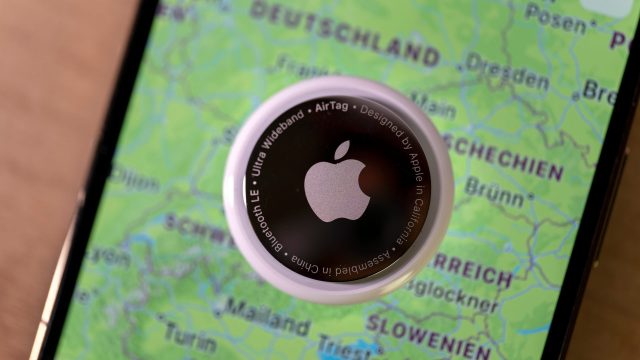 Ein AirTag liegt auf einem iPhone, das einen Landkartenausschnitt von Deutschland und einigen umliegenden Ländern zeigt.