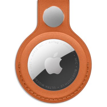 Ein AirTag 2 ist in einem orangefarbenen Schlüsselanhänger platziert.