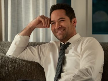 Manuel Garcia-Rulfo sitzt als Anwalt Mickey Haller in einer Szene von 