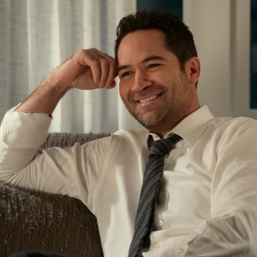 Manuel Garcia-Rulfo sitzt als Anwalt Mickey Haller in einer Szene von 