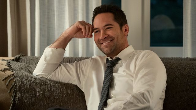 Manuel Garcia-Rulfo sitzt als Anwalt Mickey Haller in einer Szene von "The Lincoln Lawyer" auf dem Sofa.