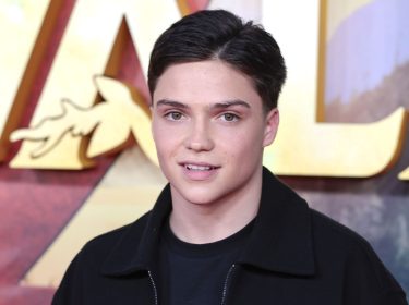 Emile Chérif bei der Premiere des Kinofilms 'Woodwalkers 2' im Cinedom in Köln.