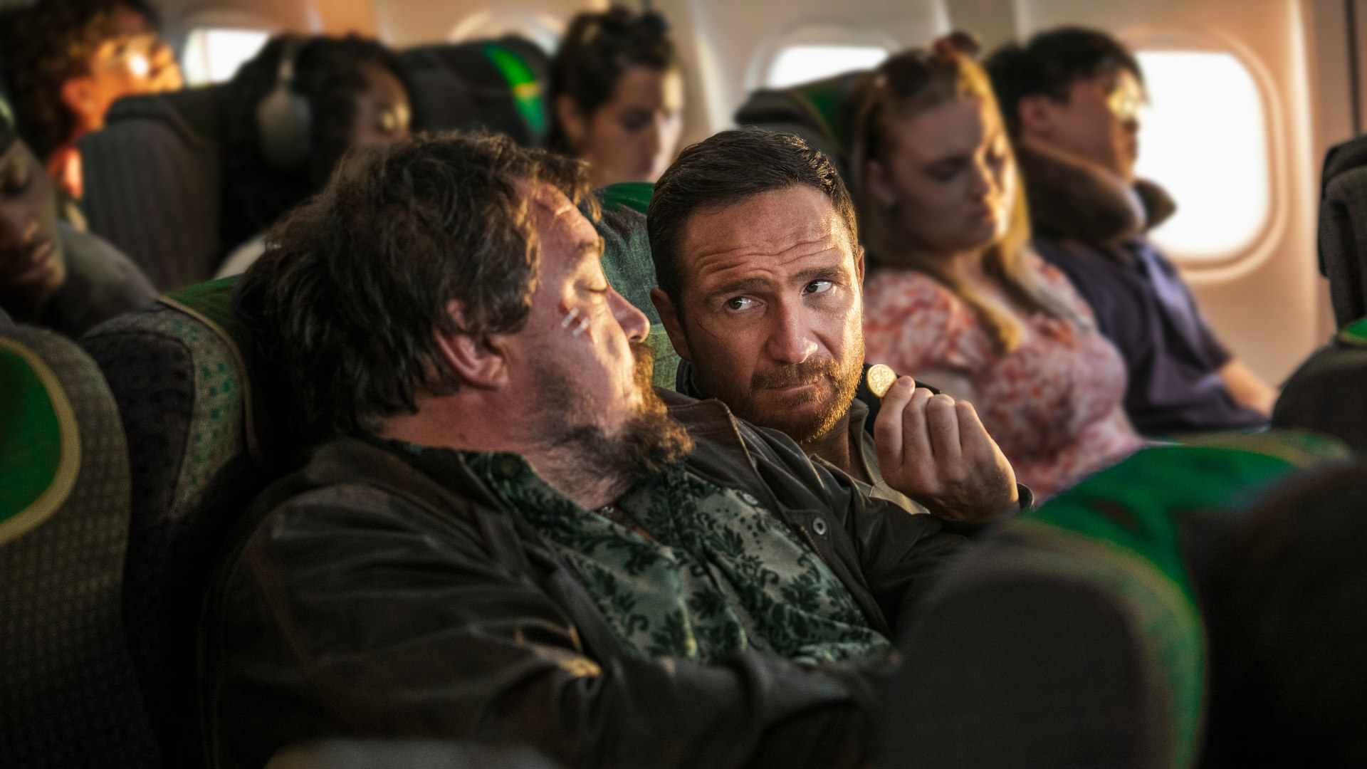 Christoph Krutzler und Frederick Lau im Flugzeug in Staffel 2 von "Crooks".