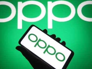 Hand hält Smartphone mit OPPO-Logo auf Bildschirm hoch