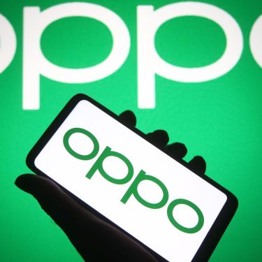 Hand hält Smartphone mit OPPO-Logo auf Bildschirm hoch