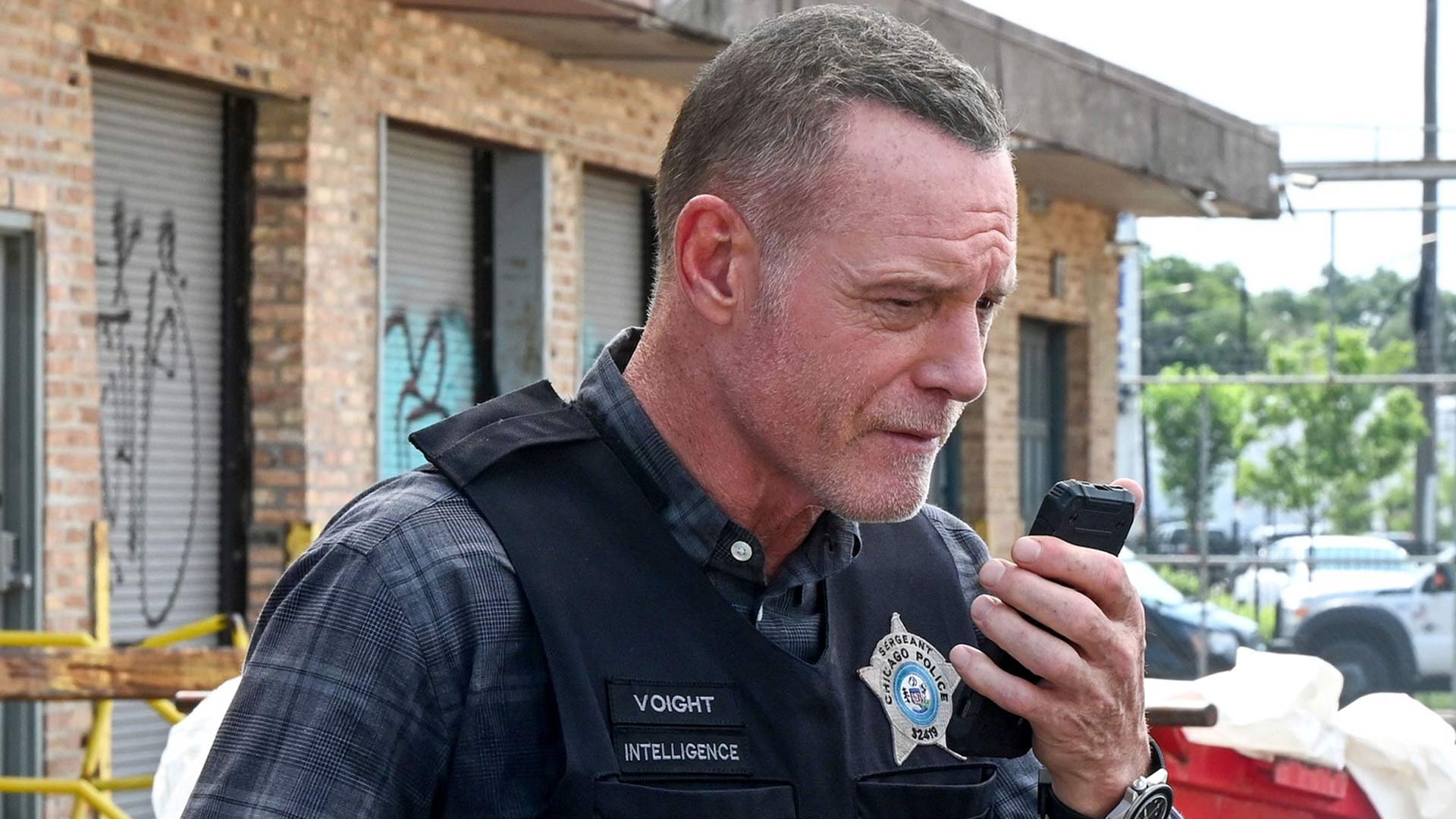 Auf dem Bild in den GigaTV-Highlights im Februar 2026 siehst Du eine Szene aus „Chicago P.D.“ Staffel 12. Zu sehen ist Sergeant Henry „Hank“ Voight, gespielt von Jason Beghe, der ernst in sein Funkgerät spricht. Die urbane Umgebung und seine angespannte Haltung vermitteln eine düstere, intensive Stimmung, die den harten Polizeialltag der Serie unterstreicht.