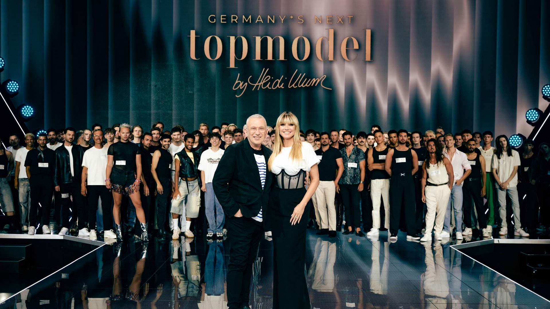 Auf dem Bild in den GigaTV-Highlights im Februar 2026 siehst Du eine Szene aus „Germany’s Next Topmodel“. Zu sehen ist Heidi Klum auf dem Laufsteg, umgeben von zahlreichen Kandidaten. Die große Bühne, das Lichtdesign und die aufgeregte Atmosphäre vermitteln Glamour, Wettbewerb und hohe Erwartungen an die Models in der aktuellen Staffel.