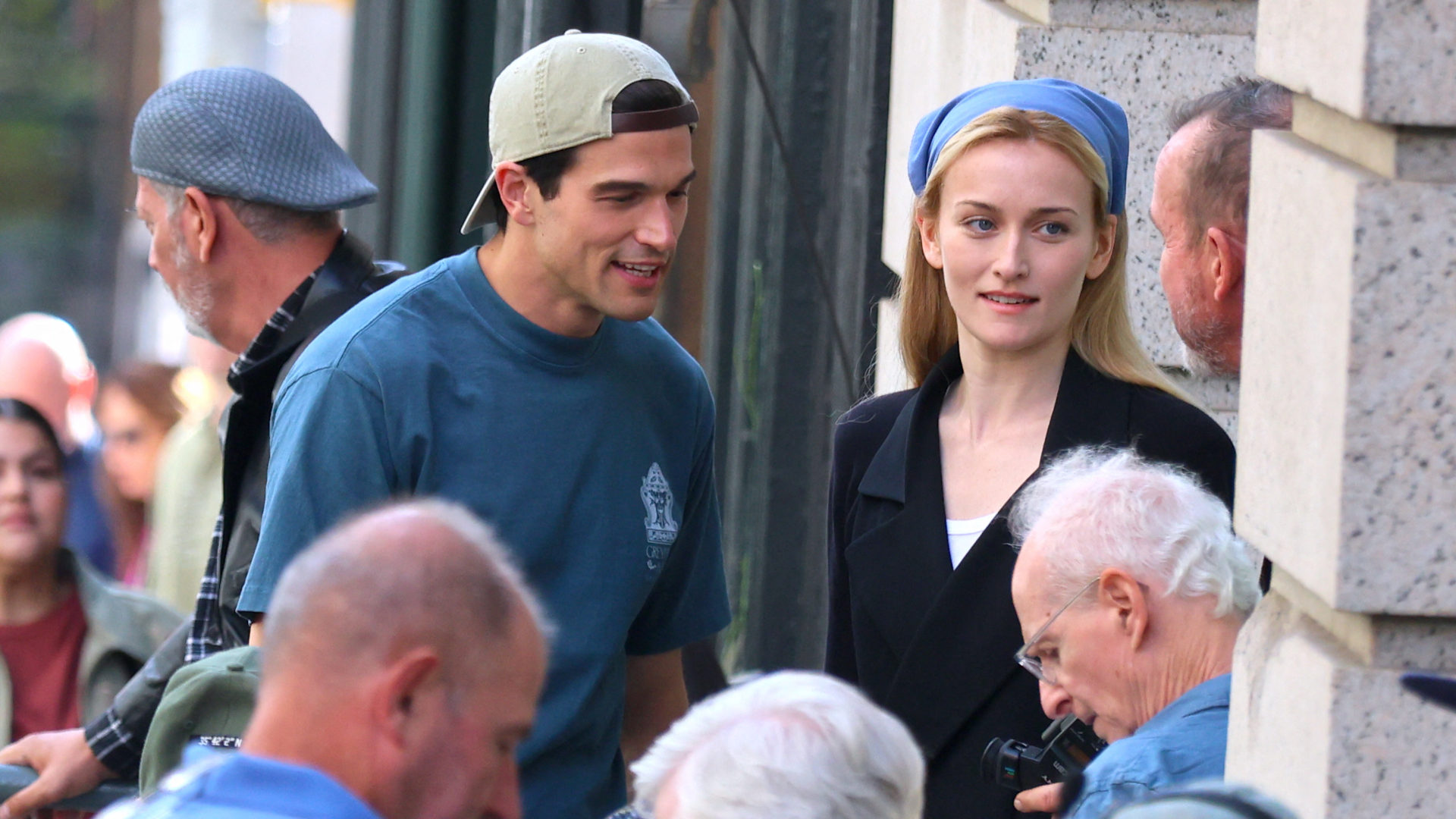 Sarah Pidgeon und Paul Kelly am Filmset von "Love Story: John F. Kennedy Jr. & Carolyn Bessette" in den Straßen von New York.
