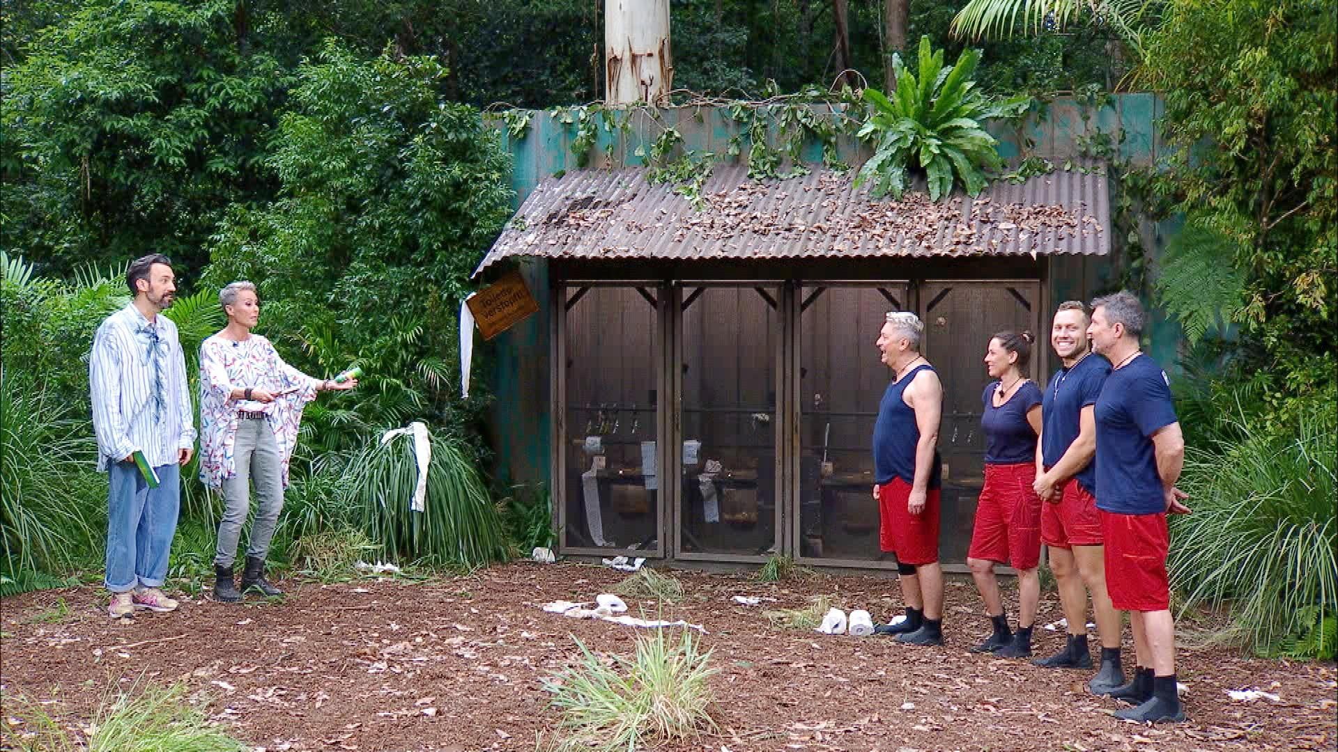 Auf dem Bild in dem Artikel zum Dschungelcamp 2026 sind die Promis und die Moderator:innen bei der Prüfung zu sehen.