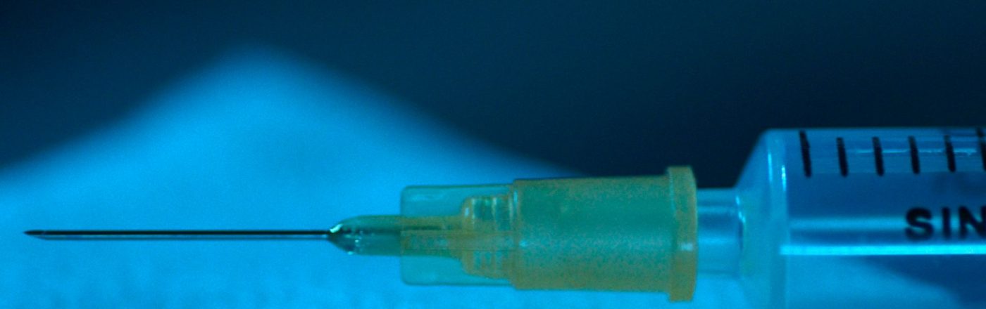 Eine Spritze liegt auf einem Tuch.