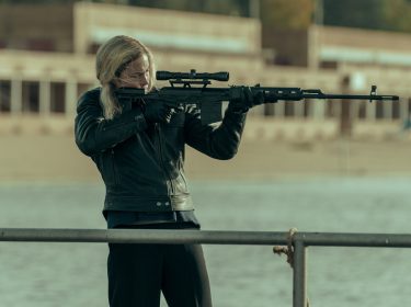 Meret (Susanne Wolf) zielt mit einem Präzisionsgewehr auf ein unbekanntes Ziel.
