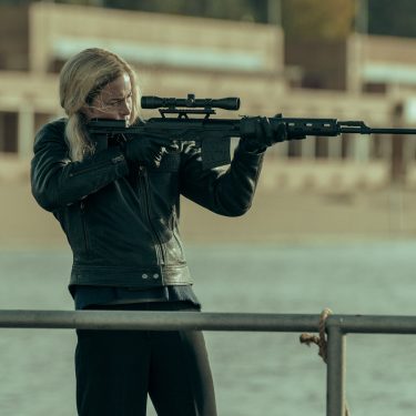 Meret (Susanne Wolf) zielt mit einem Präzisionsgewehr auf ein unbekanntes Ziel.