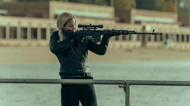 Meret (Susanne Wolf) zielt mit einem Präzisionsgewehr auf ein unbekanntes Ziel.