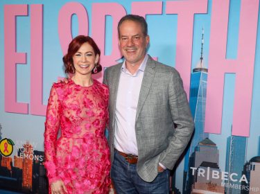Die Schauspieler Carrie Preston (links) und Danny Mastrogiorgio bei der Premiere der dritten Staffel von „Elsbeth“ in New York.