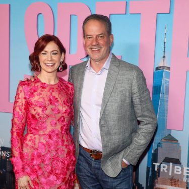 Die Schauspieler Carrie Preston (links) und Danny Mastrogiorgio bei der Premiere der dritten Staffel von „Elsbeth“ in New York.