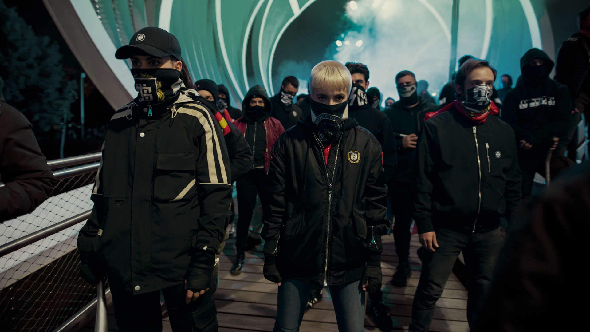 Eine Szene mit vermummten Demonstrant:innen aus der Netflix-Serie "Salvador"