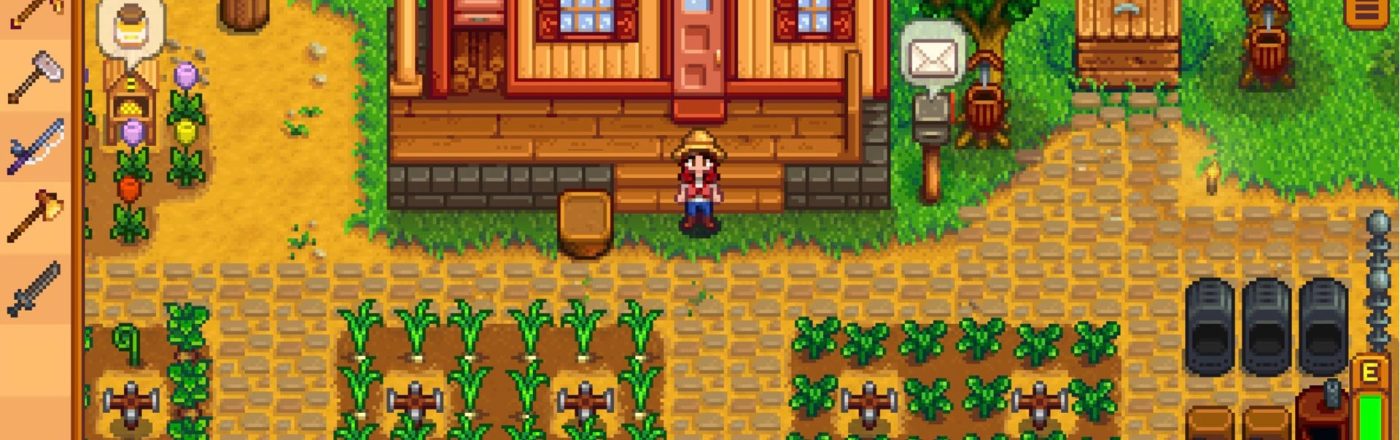 Auf dem Bild aus dem Videospiel Stardew Valley ist der Spieler-Charakter mit Strohhut, rotem Hemd und blauer Latzhose vor einem gemütlichen Farmhaus mit rotem Dach zu sehen. Gepflegte Felder mit Mais und grünen Pflanzen umgeben das Haus, während Maschinen und Kisten rechts platziert sind.