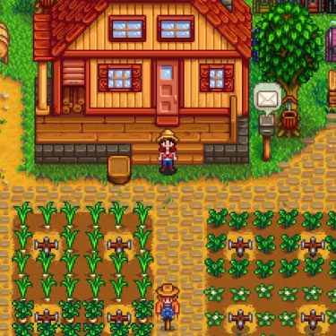 Auf dem Bild aus dem Videospiel Stardew Valley ist der Spieler-Charakter mit Strohhut, rotem Hemd und blauer Latzhose vor einem gemütlichen Farmhaus mit rotem Dach zu sehen. Gepflegte Felder mit Mais und grünen Pflanzen umgeben das Haus, während Maschinen und Kisten rechts platziert sind.