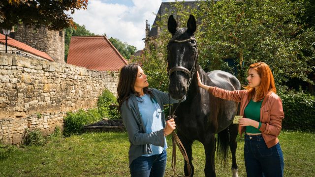 Dr. med. Vet. Maja Freydank (Bettina Zimmermann) und Dr. med. Vet. Julia Kramer (Meriel Hinsching) kümmern sich um das verletzte Pferd.
