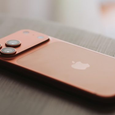 iPhone 17 Pro Max in Orange liegt auf einem Holztisch.