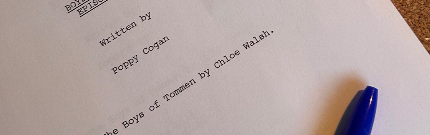 Auf dem Bild in dem Artikel zur Binding 13-Serie ist das Skript zur ersten Episode von Boys of Tommen zu sehen.