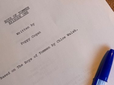 Auf dem Bild in dem Artikel zur Binding 13-Serie ist das Skript zur ersten Episode von Boys of Tommen zu sehen.