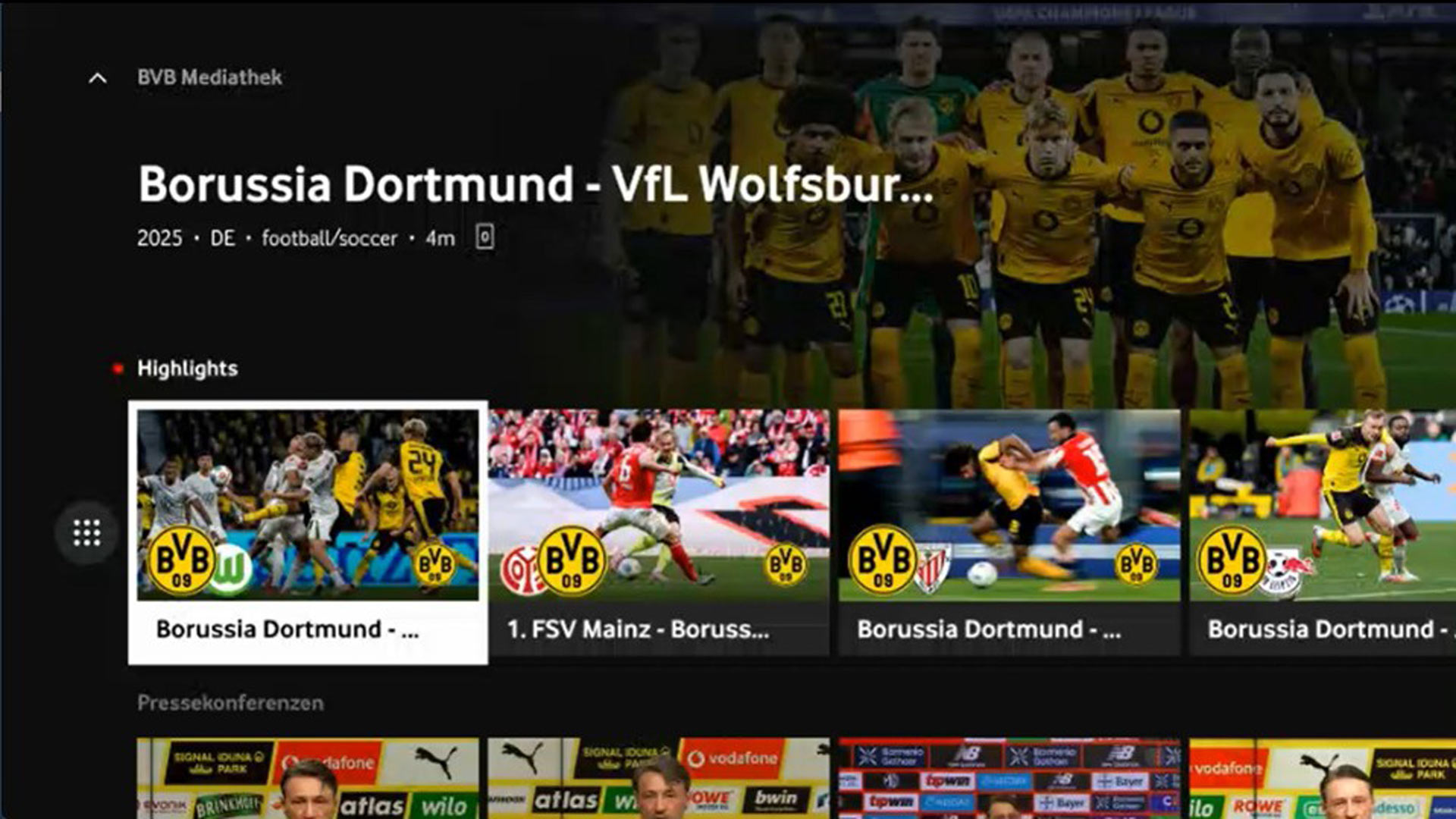 Die Benutzeroberfläche der BVB-Mediathek mit einer Übersicht zum Spiel „Borussia Dortmund – VfL Wolfsburg“ aus dem Jahr 2025 dargestellt. Oben stehen Titel, Kategorie „football/soccer“ und Laufzeit. Darunter sind unter „Highlights“ mehrere Vorschaubilder mit Spielszenen und BVB-Logo angeordnet. Im unteren Bereich folgen weitere Rubriken wie „Pressekonferenzen“ mit zusätzlichen Video-Thumbnails.