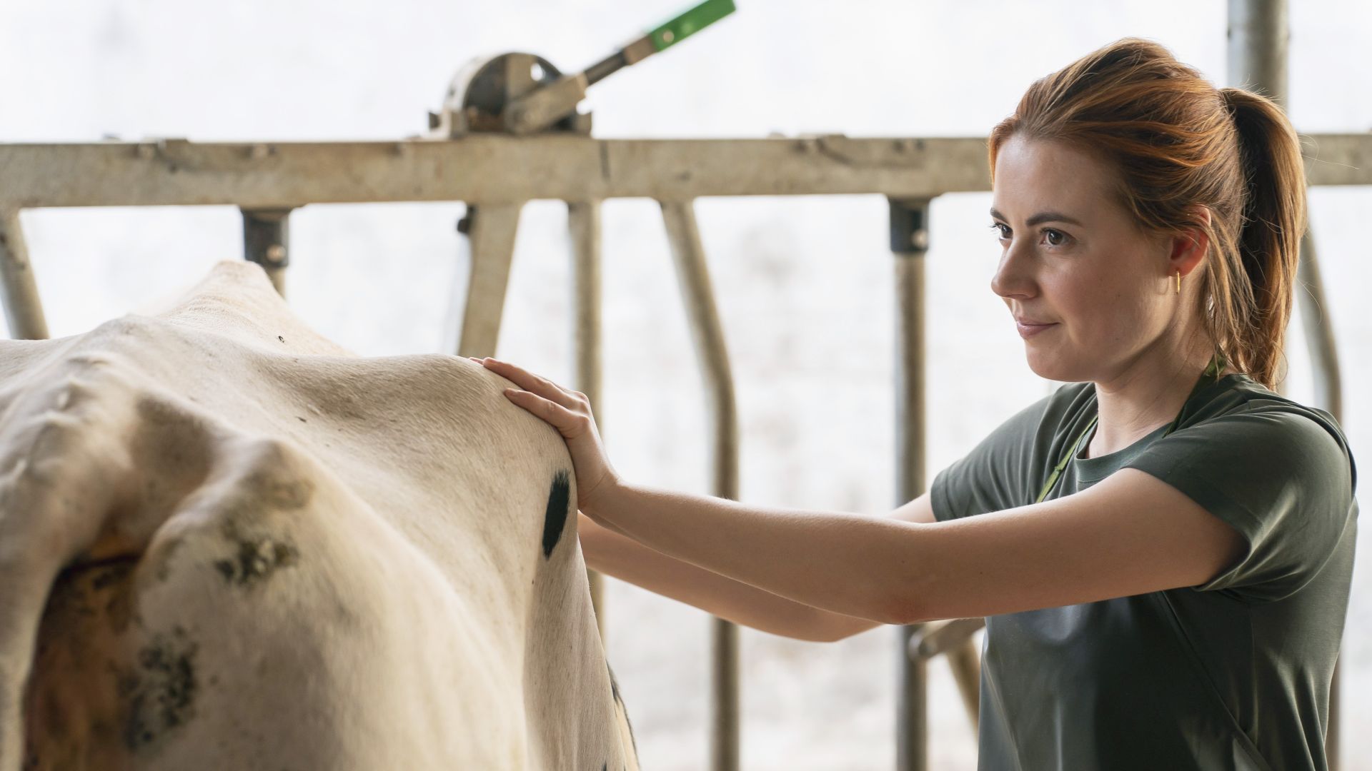 Meriel Hinsching als Julia Kramer im Kuhstall in "Zwei Frauen für alle Felle".