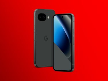 Auf dem Bild ist das Google Pixel 10a von vorn und hinten abgebildet. Das Smartphone ist leicht angewinkelt, sodass man die Dimensionen besser sieht. Es ist in der Farbe Obsidian vor rotem Hintergrund zu sehen.