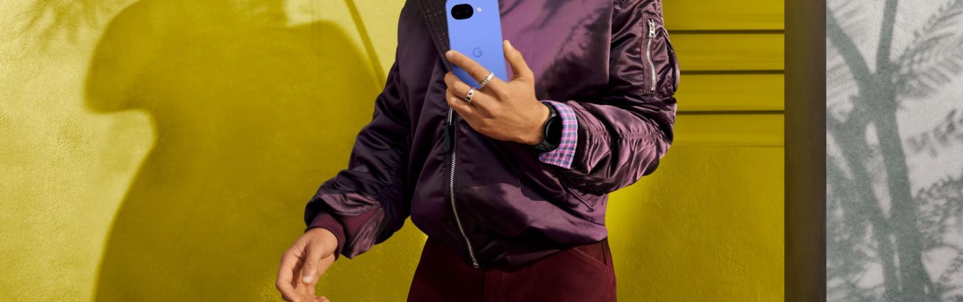 Junger Mann hält das Smartphone Pixel 10a in der Hand.