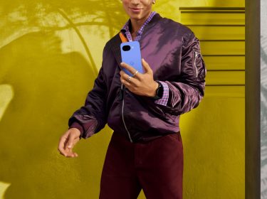 Junger Mann hält das Smartphone Pixel 10a in der Hand.